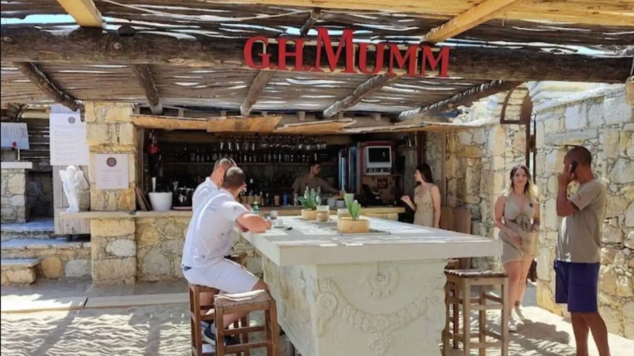 Antiguo sarcófago en un bar