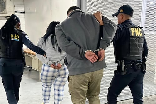 Capturan a presuntos asaltantes que operaban en taxi no autorizado en zona 7