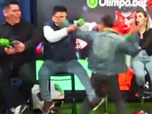 VIDEO: Afamados periodistas deportivos se agarran a trompadas en plena transmisión en vivo