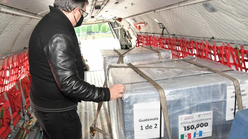 México inicia viaje para entregar vacunas AztraZeneca a Guatemala