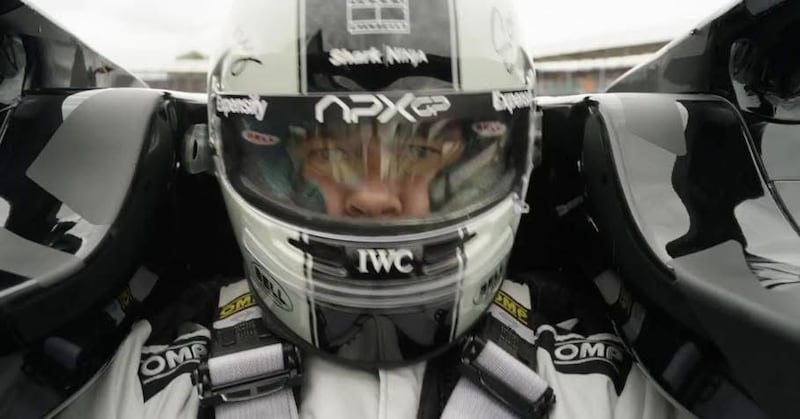 Brad Pitt se pone el casco en “F1”
La nueva película de carreras que promete ser un éxito en taquilla