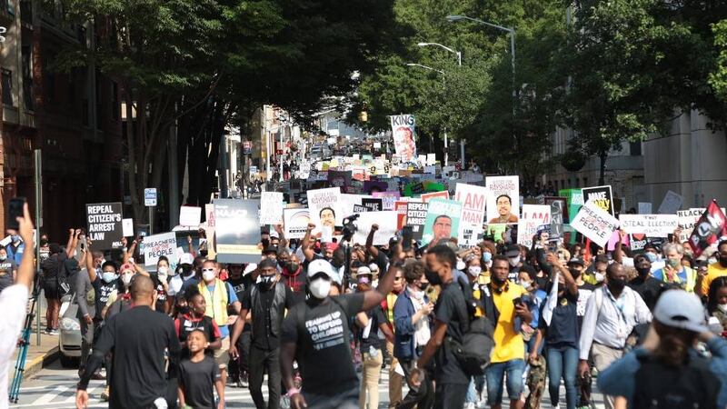 “Hartos de que nos maten”: Cientos marchan en Atlanta en contra del racismo
