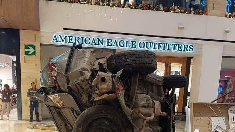 Carro cae desde el séptimo nivel de Miraflroes.