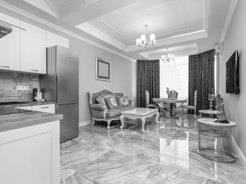 Encuentran cuerpo de un bebé en un congelador; madre y su pareja enfrentan cargos de asesinato en España