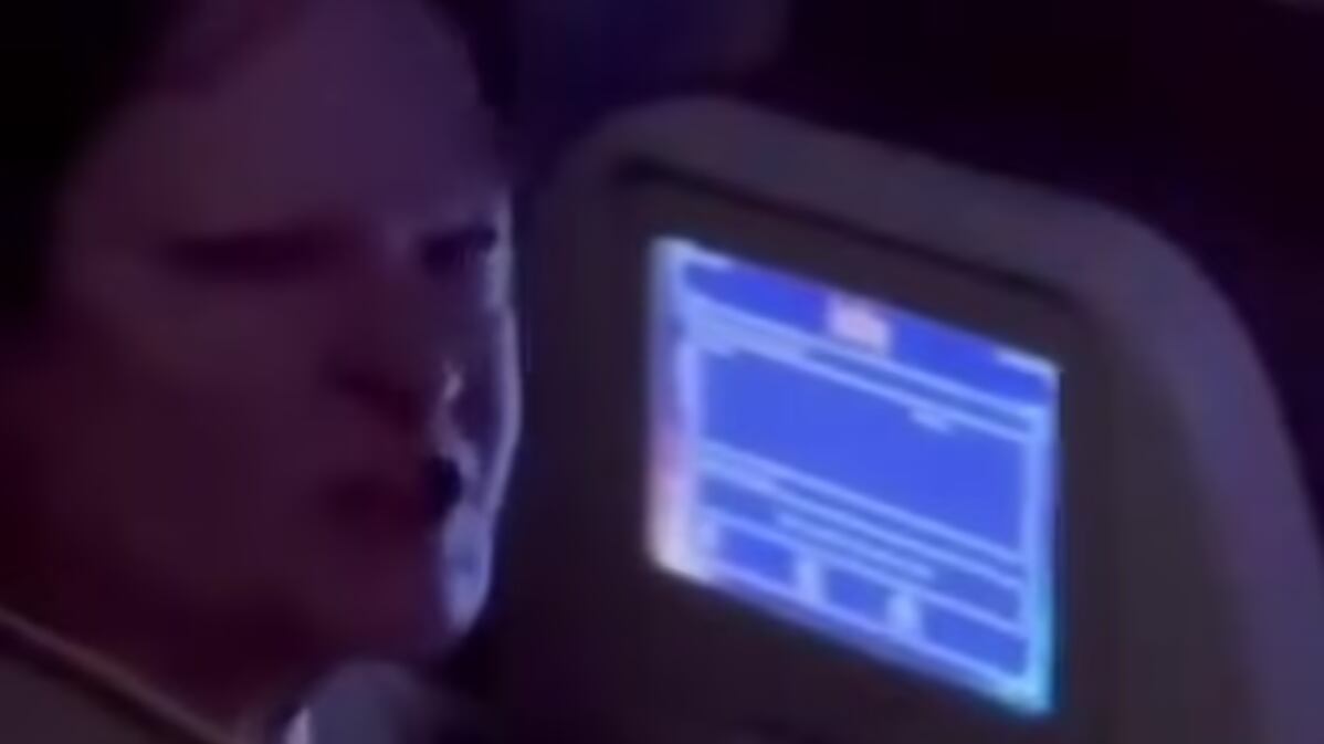 VIDEO. Pasajeros callan con cinta adhesiva a una mujer en un avión