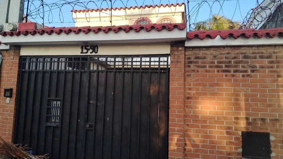 Allanan casa de mujer señalada de esclavizar a trabajadora en Mixco