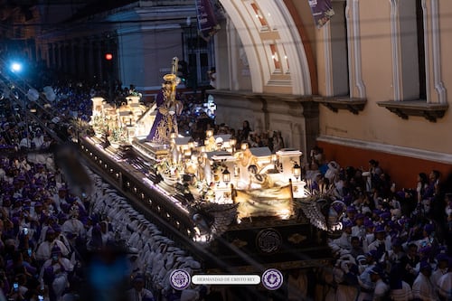 Las sorprendentes imágenes aéreas del paso de la procesión de Jesús de Candelaria por el Arco de Correos