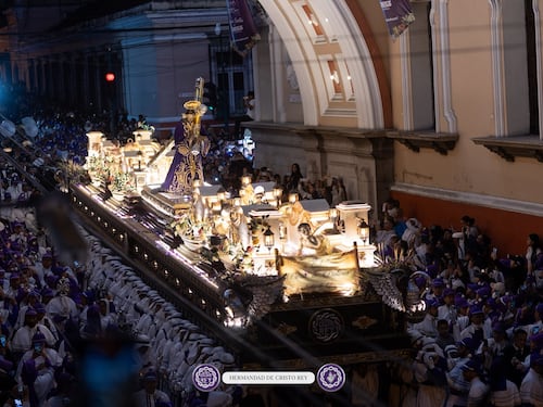 Las sorprendentes imágenes aéreas del paso de la procesión de Jesús de Candelaria por el Arco de Correos