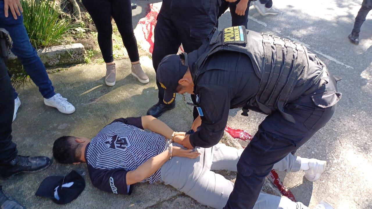 En el operativo, lamentablemente, un policía resulta herido gravemente. Foto: PNC