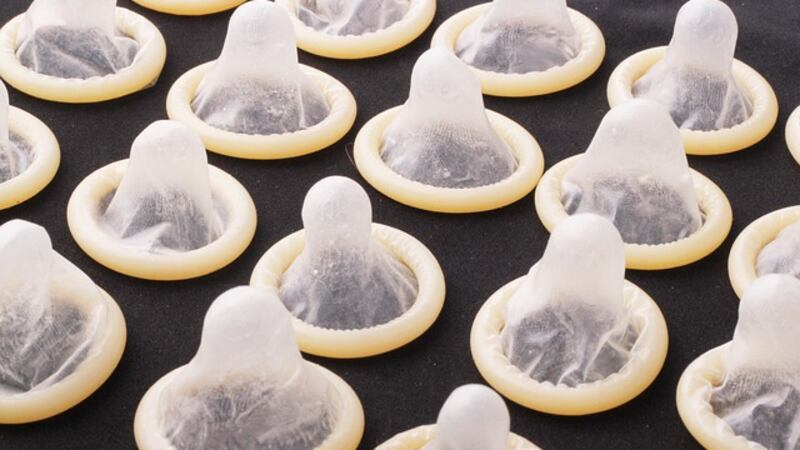 Decomisan miles de condones usados que iban a ser lavados y revendidos