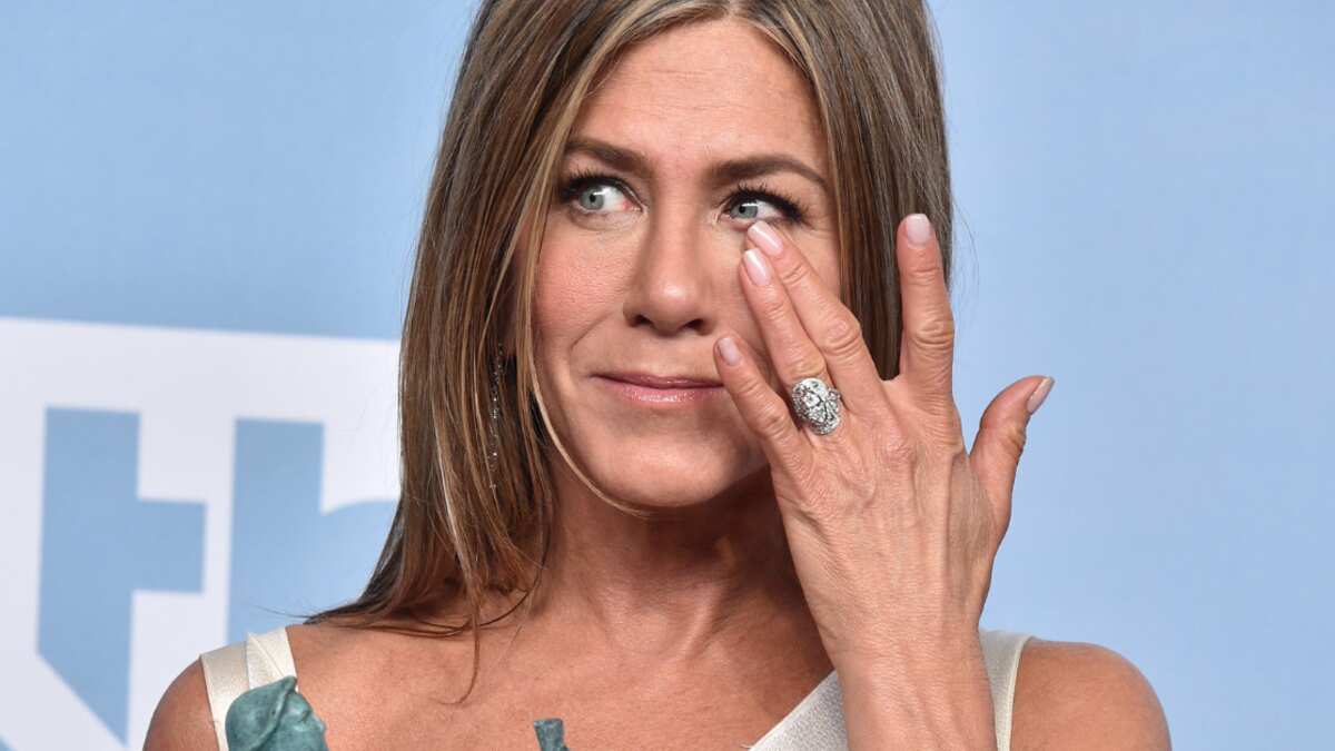Jennifer Aniston habría rendido un emotivo tributo a Matthew Perry con su look de los Golden Globes 2024.