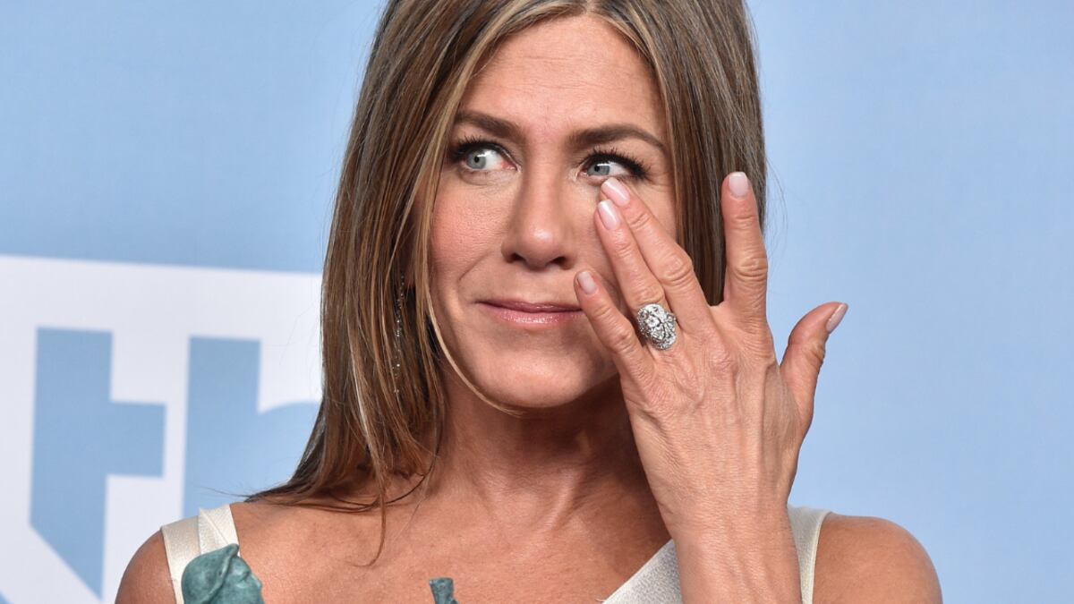 Jennifer Aniston habría rendido un emotivo tributo a Matthew Perry con su look de los Golden Globes 2024.