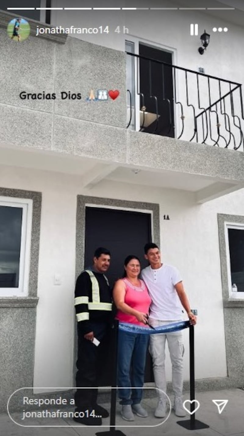Con orgullo y gratitud, Jonathan Franco entrega las llaves de su nueva casa a sus padres, cumpliendo el sueño de toda una vida. Foto: IG Jonathan Franco