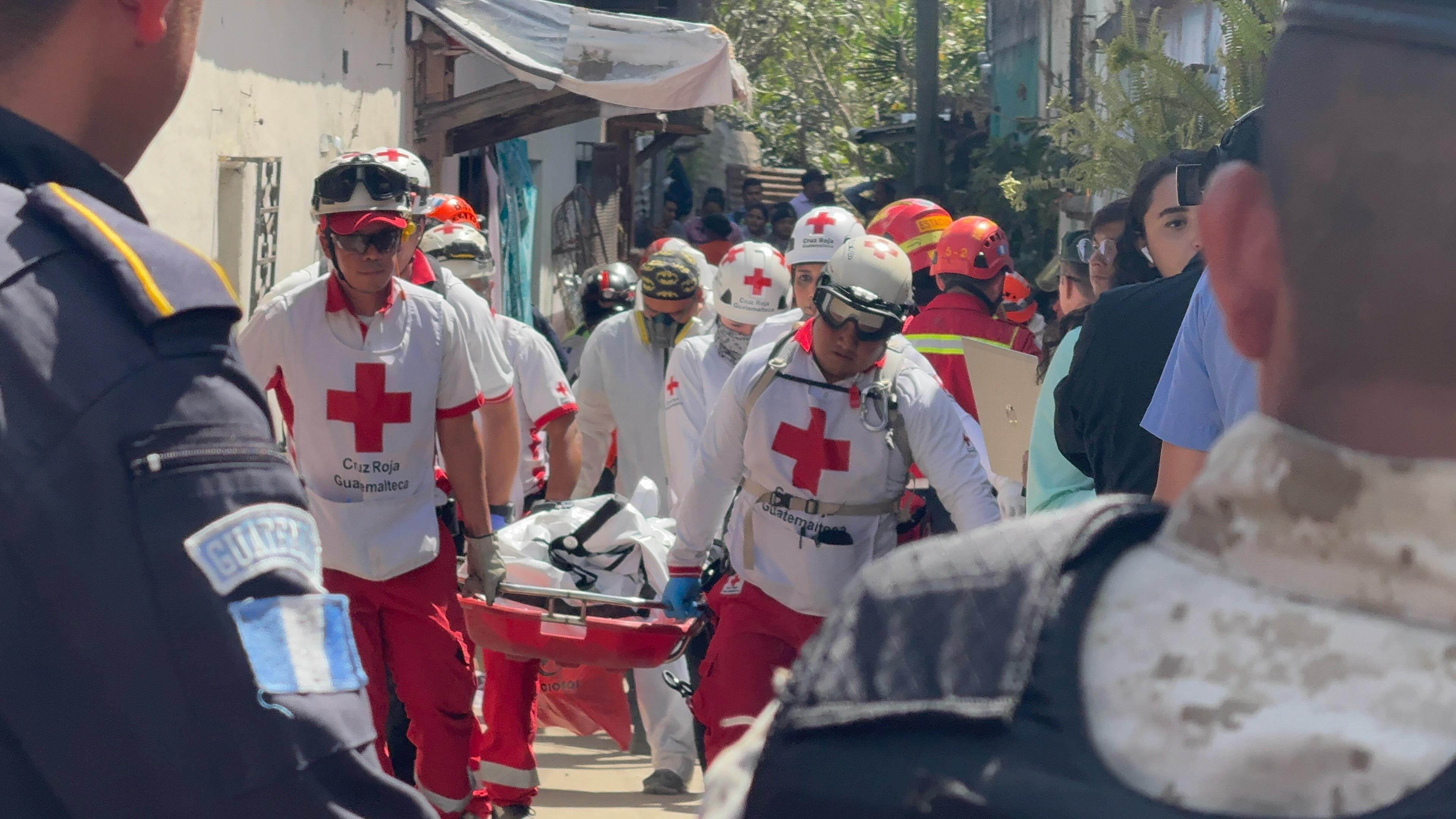 Momento en que inicia el traslado de los cuerpos de las personas fallecidas.