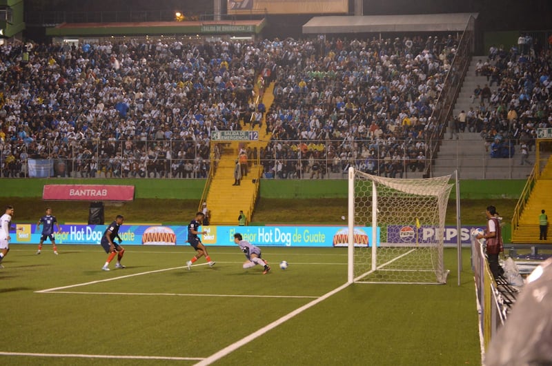 Así se vivió la victoria de Guatemala 4-2 a República Dominicada en el estadio Cementos Progreso. Foto: Kenneth Monzón