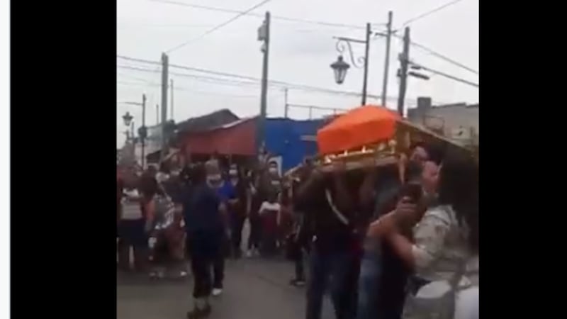 VIDEO. Con mariachis sepultan en Mixco a comerciante asesinado