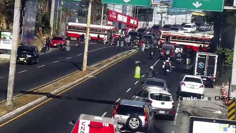 VIDEO. Transportistas bloquean el boulevard San Cristóbal y el alcalde de Mixco arremete contra el Mingob