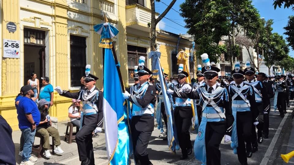 Banda del Colegio Rafael Landívar en el desfile del 15 de septiembre de 2024. Foto: Roxana Tocay