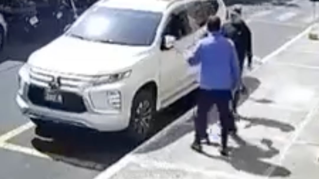 Dos hombres acorralaron a la mujer hasta robarle su vehículo. Foto: RRSS