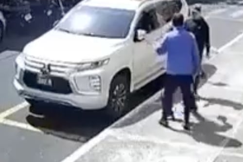 VIDEO. Hombres armados acorralan a mujer y le roban su vehículo en San Cristóbal, Mixco