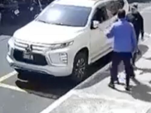 VIDEO. Hombres armados acorralan a mujer y le roban su vehículo en San Cristóbal, Mixco