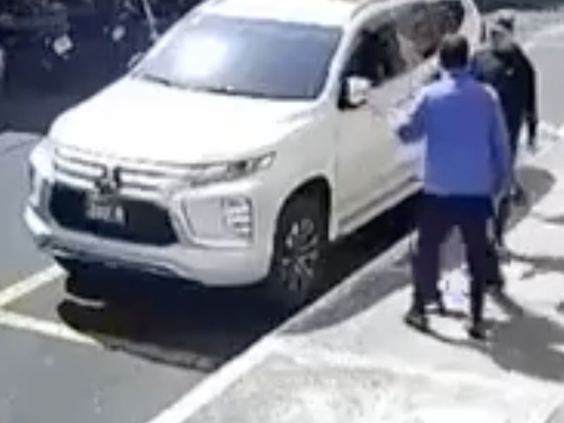 Hombres armados acorralan a mujer y le roban su vehículo en San Cristóbal, Mixco