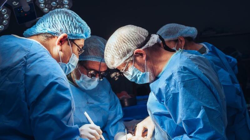 El paciente trasplantado es un joven de 23 años, cuyo padre, de 45 años, fue el donante. Foto: Hospital Roosevelt.