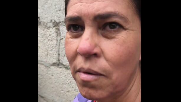 La angustia de una mujer que busca a su hermano en el accidente