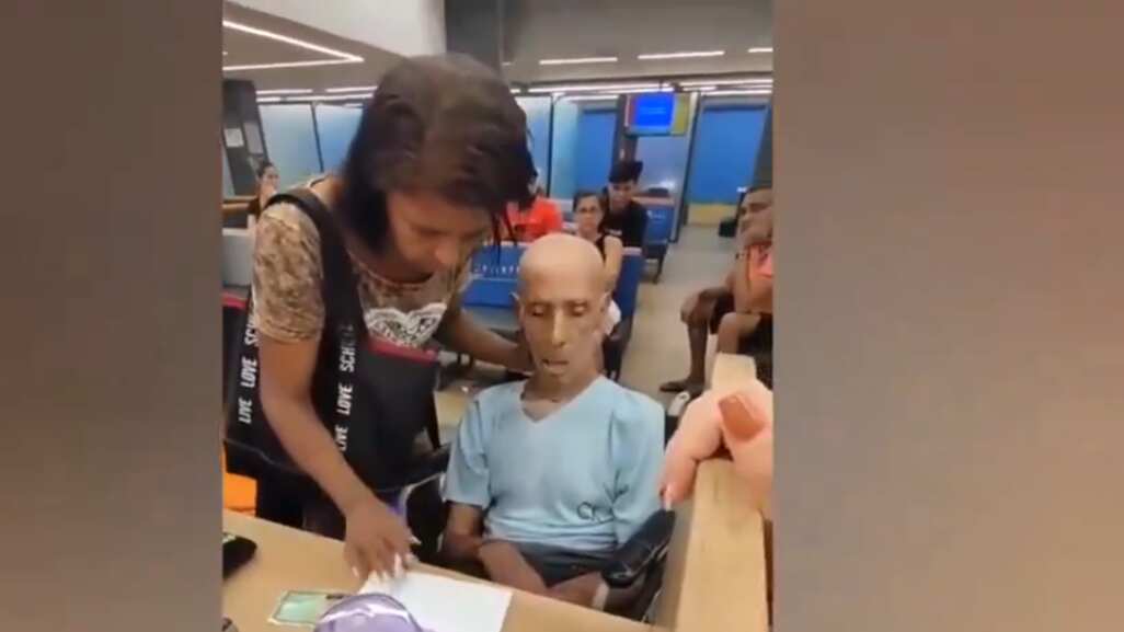 Mujer lleva el cadáver de su tío para retirar dinero del banco