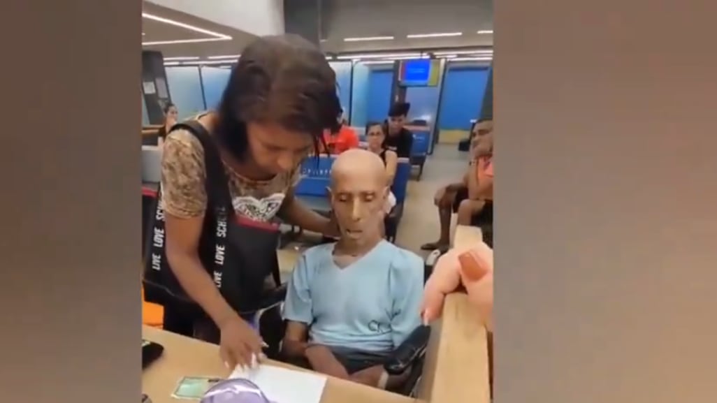 Mujer lleva el cadáver de su tío para retirar dinero del banco
