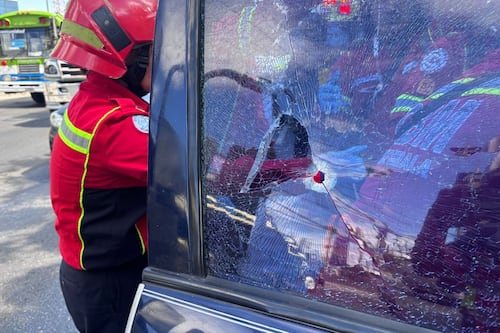 Ataque armado contra un carro en la calzada Roosevelt dejó una persona herida