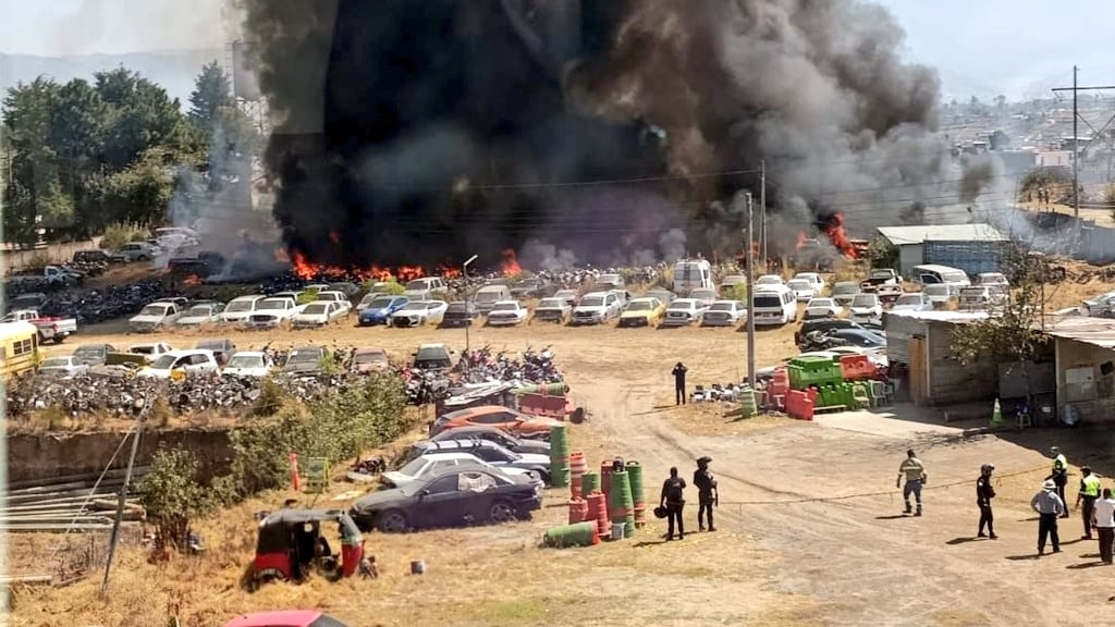 El incendio consumió varios vehículos del predio. Foto: RRSS
