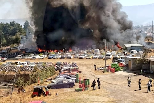 VIDEO. Así fue el incendio que arrasó con varios vehículos en Quetzaltenango