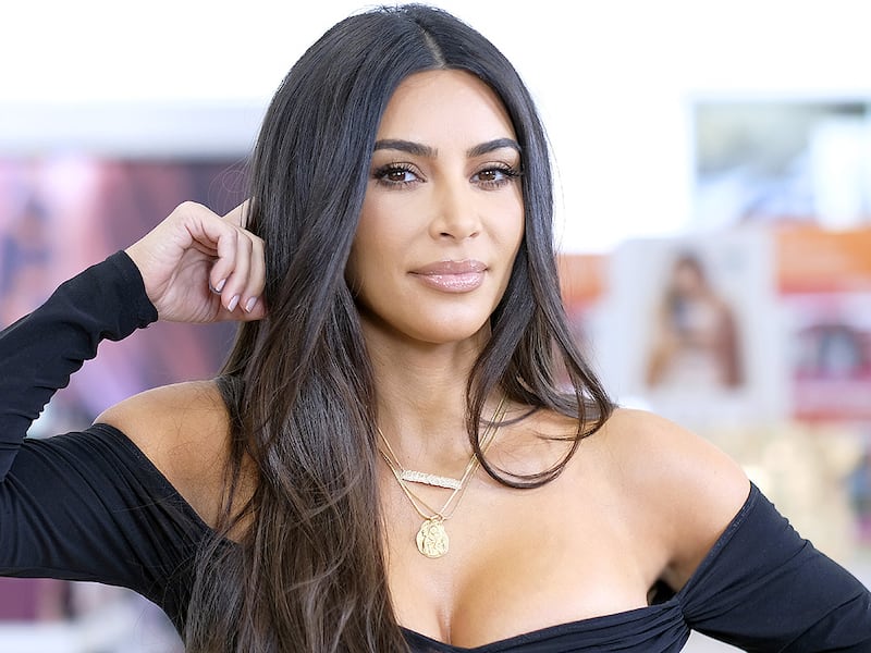 Kim Kardashian celebra 200 millones de fans con sexys fotos