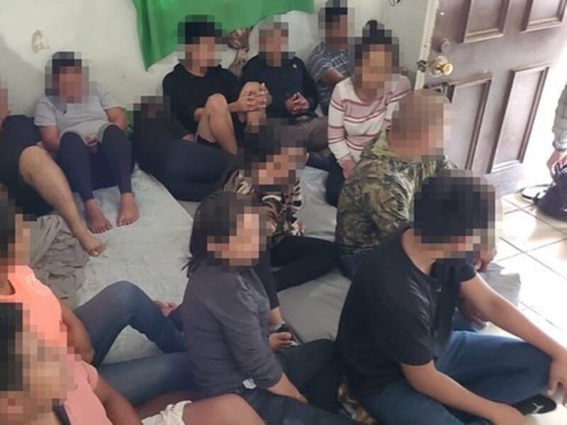 Encuentran a 28 migrantes en casa escondite de Laredo, Texas