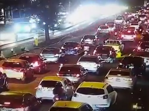 VIDEO. Así lucía la fila de vehículos en la calzada Aguilar Batres tras transporte averiado