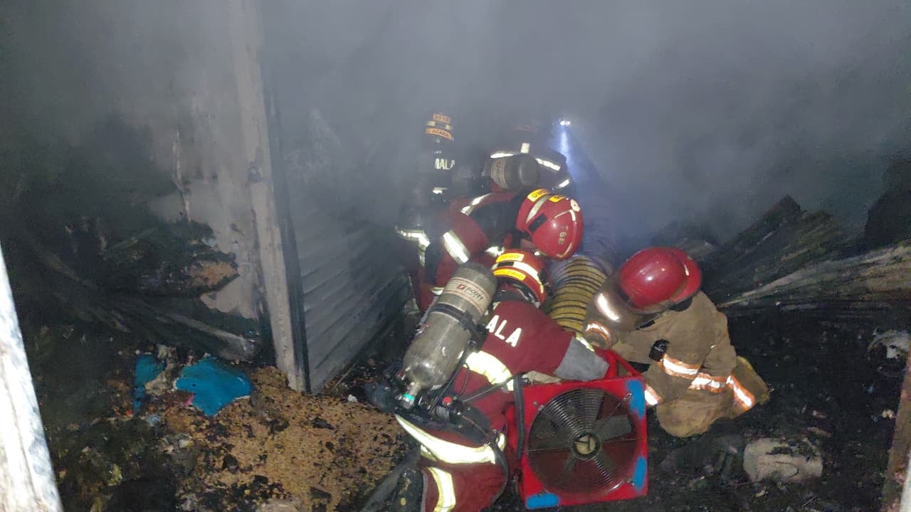 Incendio estructural en mercado de Mixco. Foto: CBM