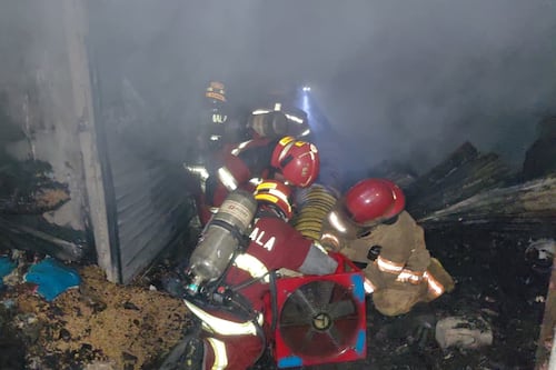 Incendio estructural afecta el Mercado de Carolingia, zona 6 de Mixco