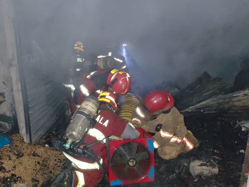 Incendio estructural afecta el Mercado de Carolingia, zona 6 de Mixco