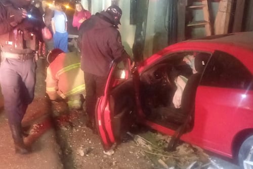 Carro choca en un negocio en ruta a El Salvador