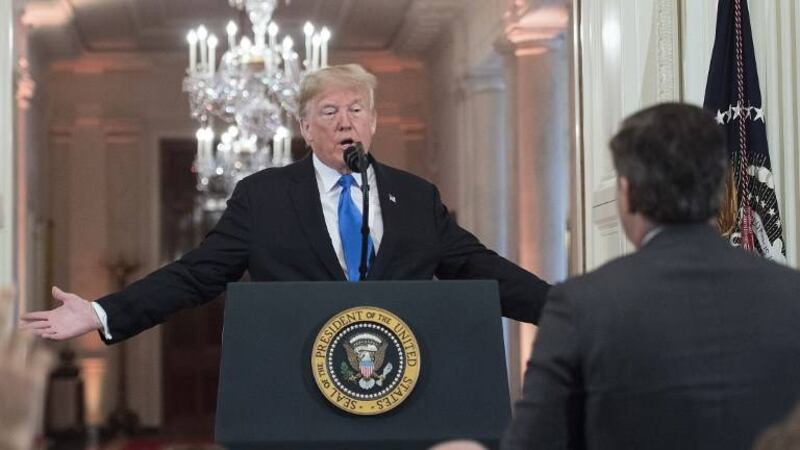 CNN demanda a Trump por retirar acreditación a periodista
