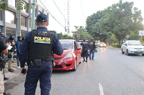 Operativos contra taxis piratas en Mixco