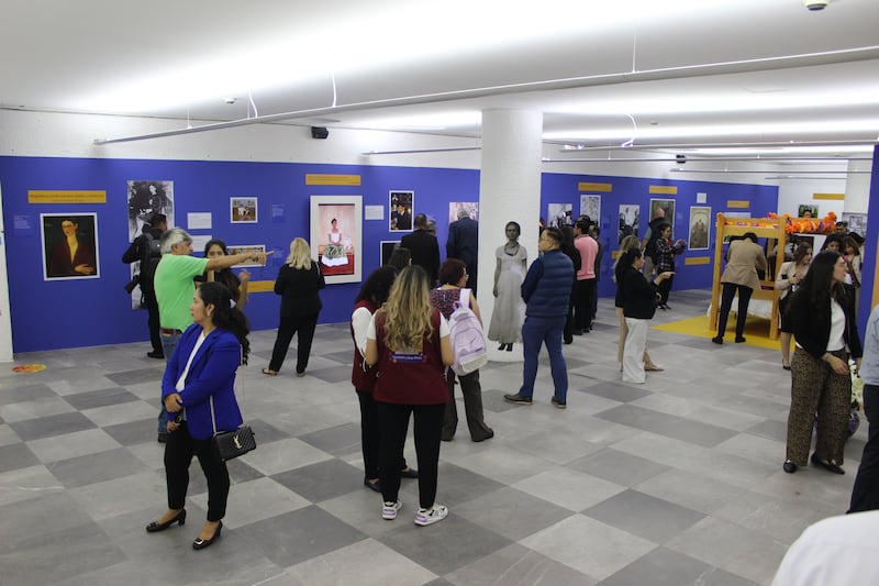 La exhibición está conformada por un recorrido en la galería de la Embajada.