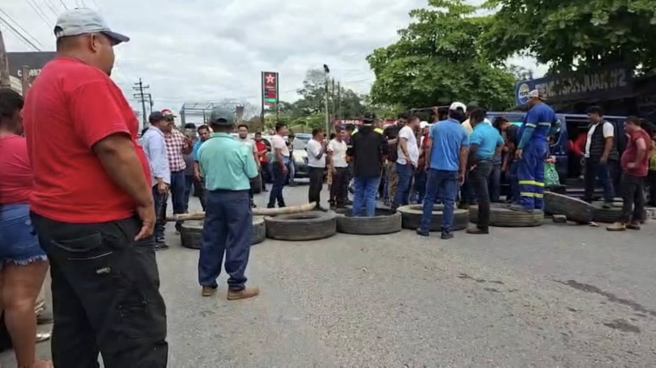 Los bloqueos permanecen desde medio día. Foto: El Veloz