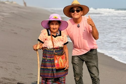 VIDEO. Guatemalteco lleva a una abuelita a conocer el mar por primera vez