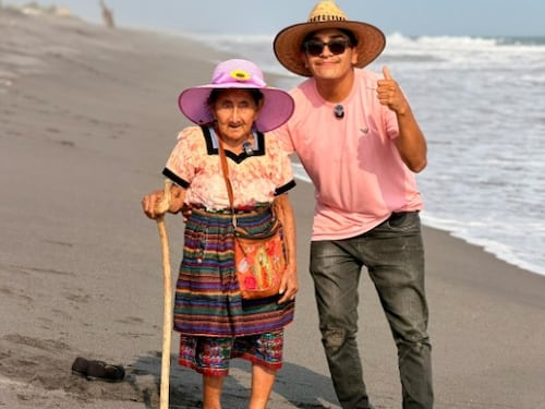 VIDEO. Guatemalteco lleva a una abuelita a conocer el mar por primera vez
