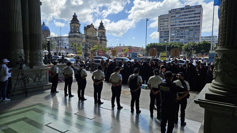 Integrantes de la secta Lev Tahor piden a sus niños en el Palacio Nacional