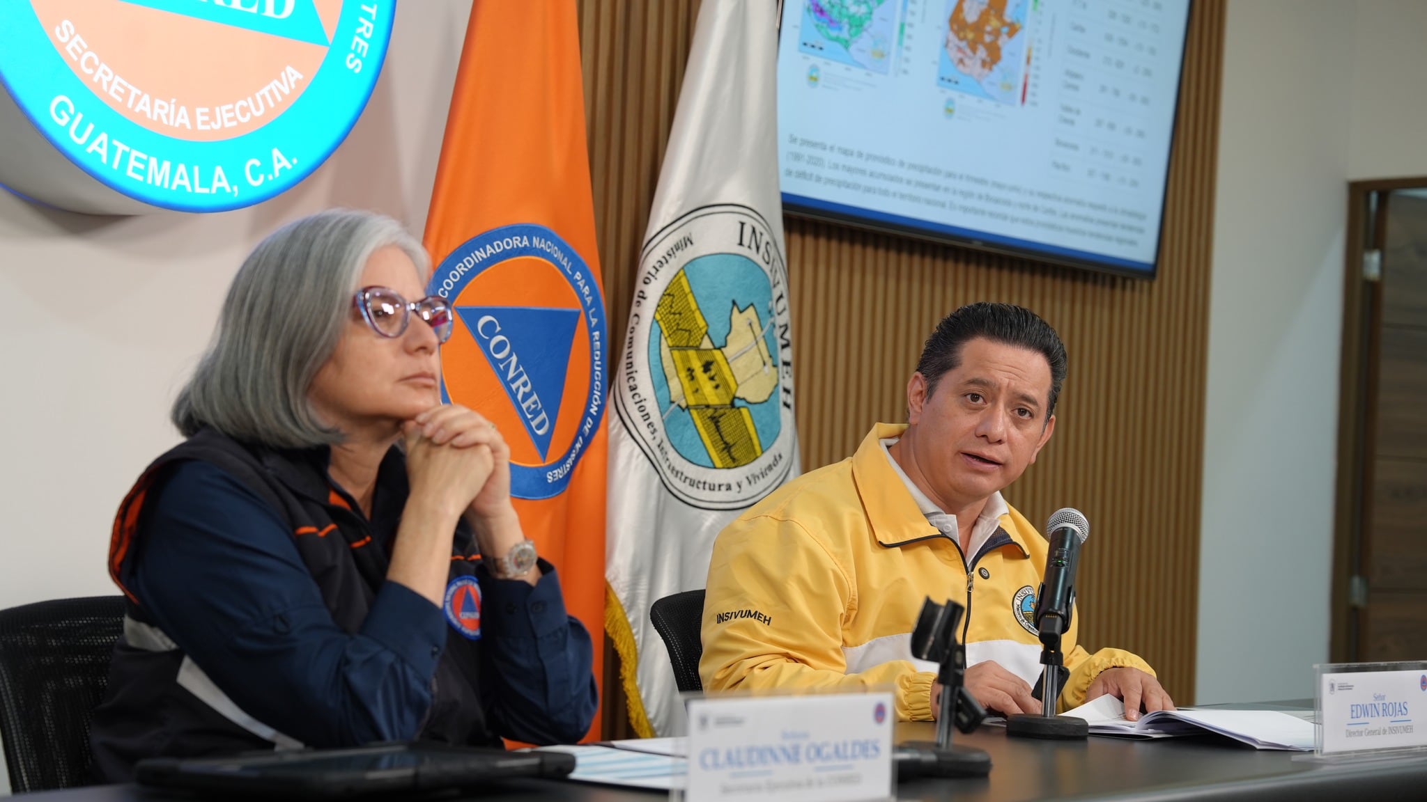 La secretaria ejecutiva de la Conred, Claudinne Ogaldes, junto con el director del Insivumeh, Edwin Rojas.