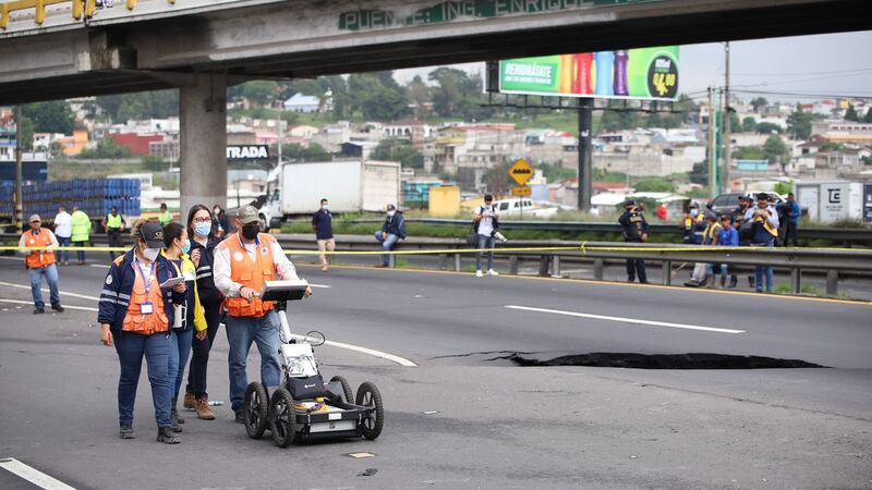 FOTOS. Tránsito complicado por hundimiento en ruta al Pacífico
