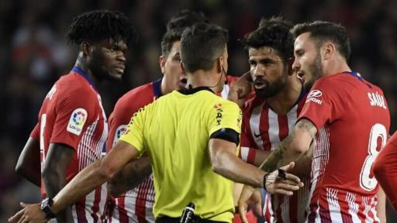 Diego Costa protagoniza la primera polémica del partido Barcelona ante Atlético